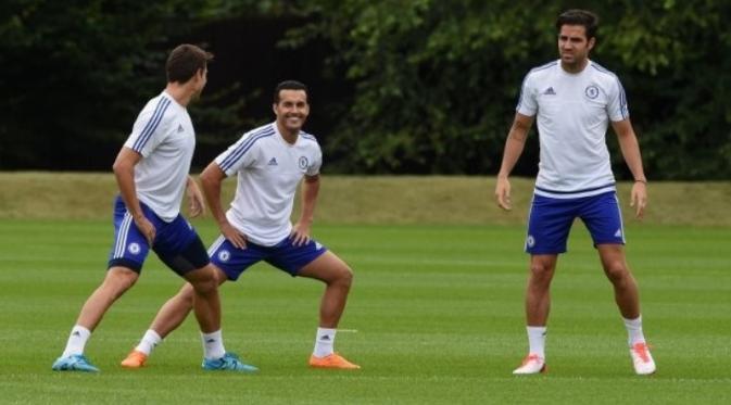 Setelah secara resmi bergabung dengan Chelsea dengan gelontoran dana sebesar 30 juta euro pada Kamis (20/8/2015),  Pedro Rodriguez langsung melakukan latihan di markas Chelsea dengan ditemani Cesc Fabregas. (Chelseafc.com)