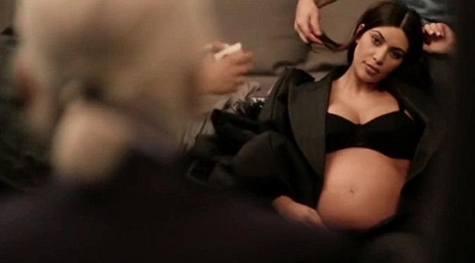 Kim Kardashian yang tengah hamil saat melakukan pemotretan [foto: CRfashionbook]