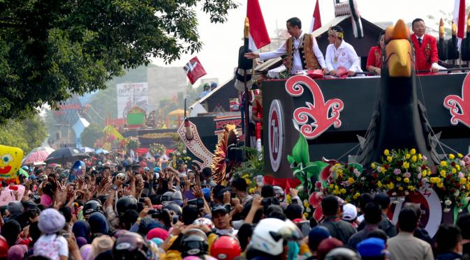 Presiden Jokowi naik kendaraan hias dalam Karnaval Khatulistiwa di Pontianak, Kalbar. (Liputan6.com/Faizal Fanani)