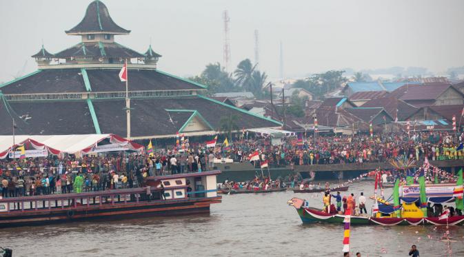 Perahu hias menyemarakkan acara Karnaval Khatulitiwa. (Liputan6.com/Faizal Fanani)