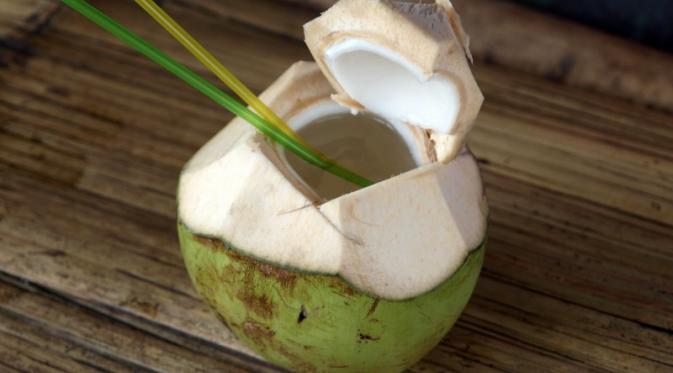 Manfaat air kelapa bagi kesehatan tubuh | Via: wanista.com