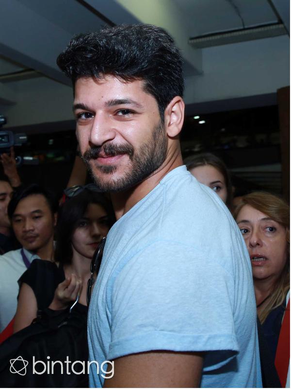 Aktor tampan asal Turki Emre Kivilcim yang berperan sebagai Selim dalam serial ‘Elif’. (Deki Prayoga/Bintang.com)