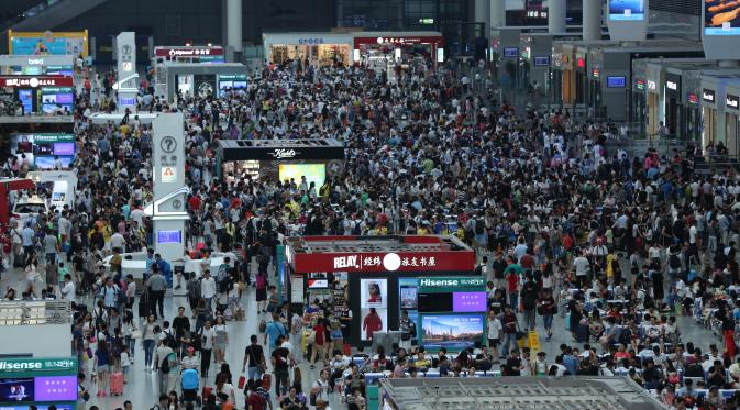 Pada 22 Agustus 2015, tercatat ada lebih dari 200 ribu penumpang di Stasiun Hongqiao, Shanghai (Liputan6.com/Isna Setyanova)