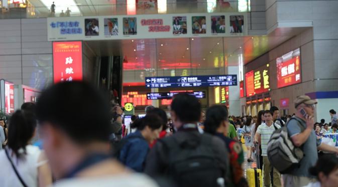 Stasiun Hongqiao, Shanghai termasuk yang tersibuk di seantero Tiongkok (Liputan6.com/Isna Setyanova)