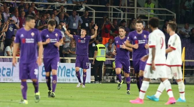 Gelandang Fiorentina, Josip Ilicic (tengah) melakukan selebrasi setelah mencetak gol pada pertandingan pekan pertama Liga Italia di stadion Florence, Italia, (23/8/2015). Fiorentina menang dengan skor 2 – 0. (AFP PHOTO/Massimo Benvenuti)