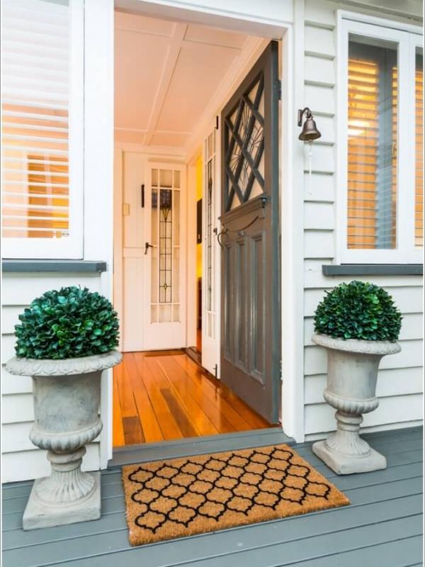 10 Ide Dekorasi yang Bikin Pintu Depan Rumahmu Jadi Makin Cantik. | via: amazinginteriordesign.com