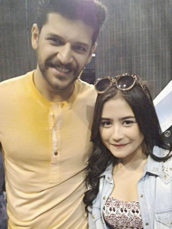 Prilly Latuconsina berpose bersama pemeran Selim di serial Elif, Emre Kivilcim. (foto: instagram.com/prillylatuconsina96)