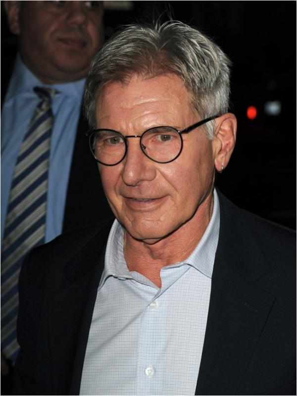 Sebelum terkenal, Harrison Ford pernah menjadi tukang kayu (via buzzfeed.com)