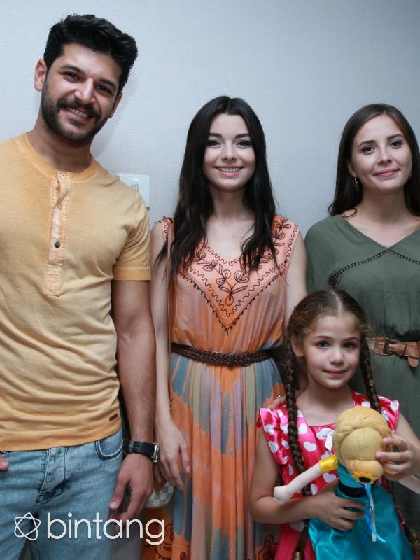 Emre Kivilcim (Selim), Gulcin Tuncok (Zeynep), Isabella Damla Guvenilir (Elif), dan Selin Sezgin (Melek) ingin memberikan yang terbaik di Elif 2. (Deki Prayoga/Bintang.com)
