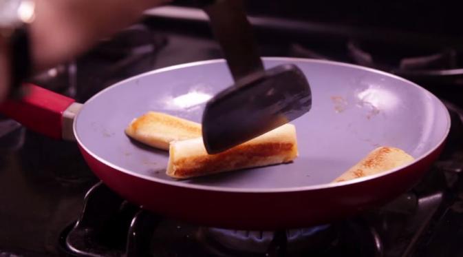 Masak di atas wajan yang telah dilelehi margarin. (Via: youtube.com)