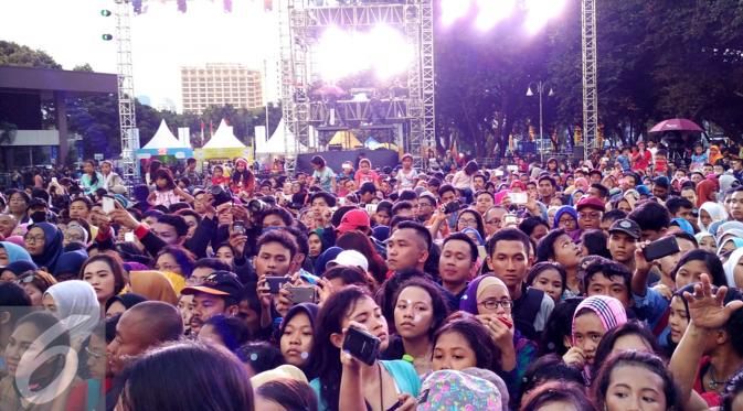 Masyarakat antusias menyaksikan meet & greet dengan para bintang serial Elif di Istoraya Senayan, Jakarta, Senin (24/8/2015). [Foto: Faisal R. Syam/Liputan6.com]