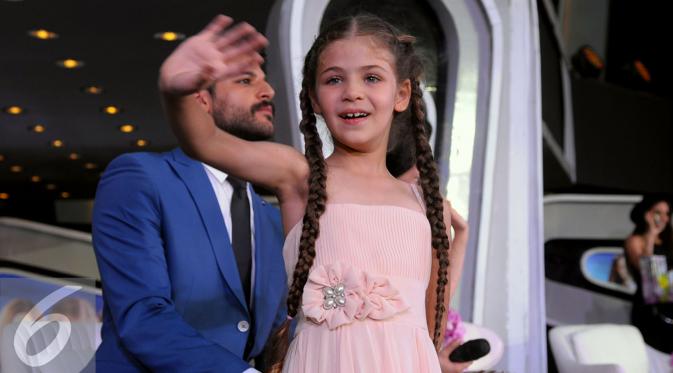 Pemeran Elif, Isabella Damla Guvenilir saat menyapa para fans di acara meet & greet dengan bintang Elif di Istora Senayan, Jakarta, Senin (24/8/2015). [Foto: Faisal R. Syam/Liputan6.com]