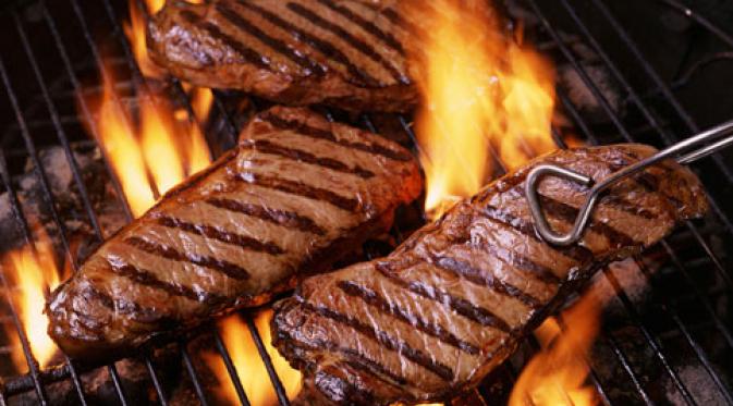8 Hal yang Seharusnya Nggak Kamu Lakukan Saat Memasak 'Steak'. | via: bbqbooster.com