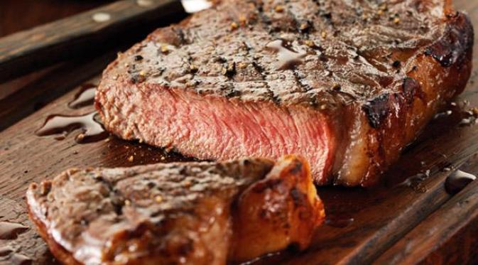 8 Hal yang Seharusnya Nggak Kamu Lakukan Saat Memasak 'Steak'. | via: telegraph.co.uk