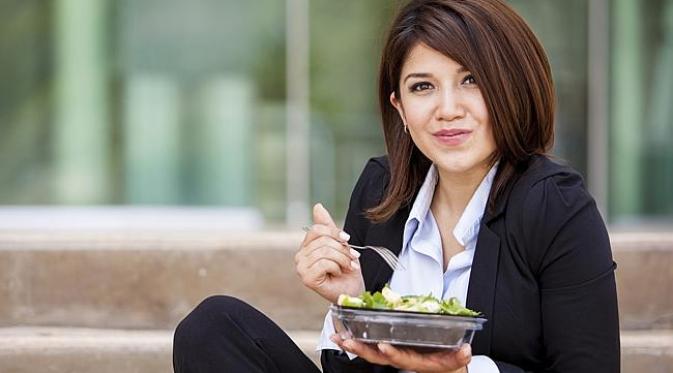 Membawa bekal makan siang yang disiapkan sendiri ciptakan kebiasaan makan sehat. (news.com.au)