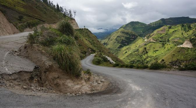 9 Potret yang 'Membawamu' ke Perjalanan Bersepeda di Ekuador. | via: theadventurejunkies.com