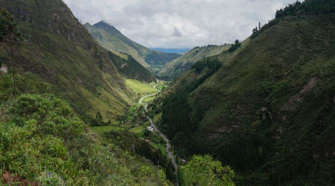 9 Potret yang 'Membawamu' ke Perjalanan Bersepeda di Ekuador. | via: theadventurejunkies.com