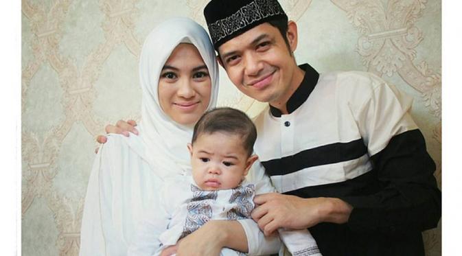Dude Harlino dan Alyssa Soebandono bersama putranya, Muhammad Dirgantara Ariendra Harlino 