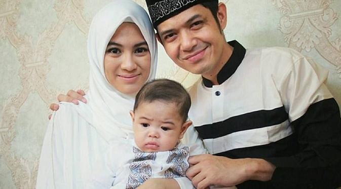 Dude Harlino dan Alyssa Soebandono bersama putranya, Muhammad Dirgantara Ariendra Harlino 