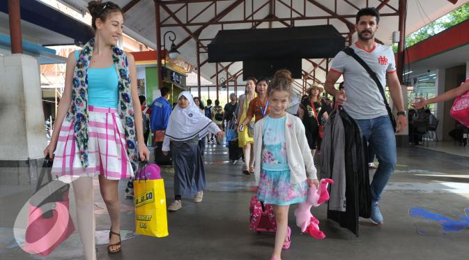 Bintang Elif tiba di Bandara Ngurah Rai, Bali, Selasa (25/8/2015). [Foto: Herman Zakaria/Liputan6.com]