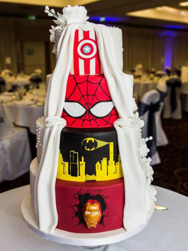 Kue pernikahan unik ini kombinasi modern dan tema superhero