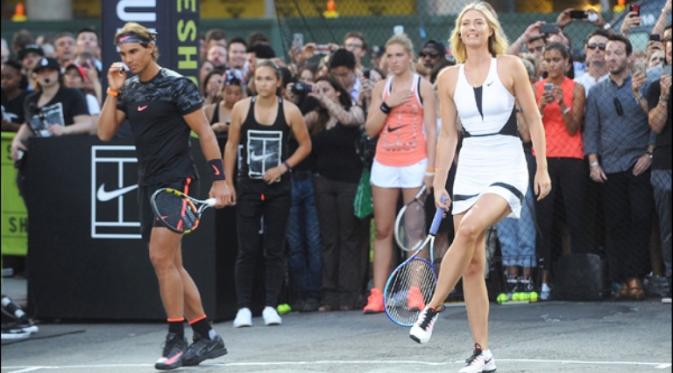 Maria Sharapova beraksi dalam pertandingan di jalanan Kota New York, Senin (24/8/2015). (WTA)