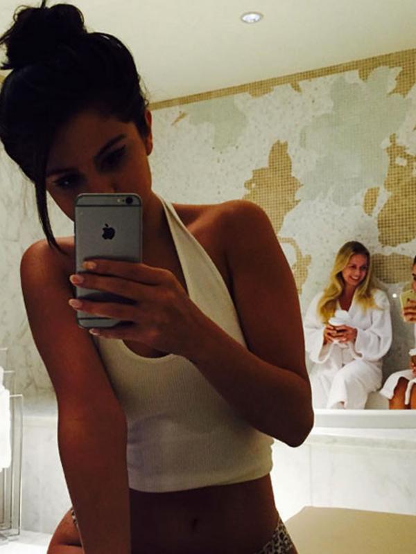 Selena Gomez memperlihatkan foto seksinya di toilet. (foto: eonline)
