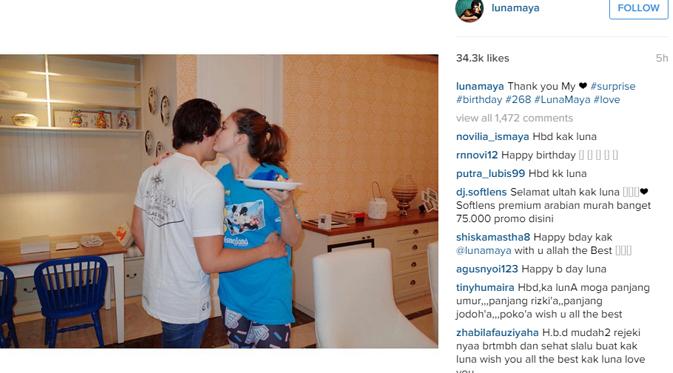 Luna Maya mengunggah fotonya mencium Reino Barack saat ulang tahunnya. (foto: instagram.com/lunamaya)