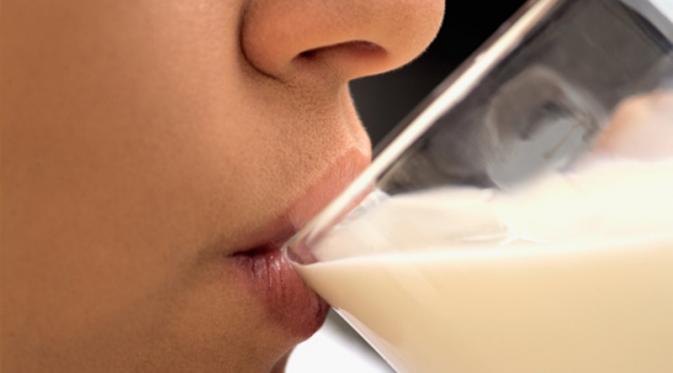 Minum susu hangat | via: pinterest.com