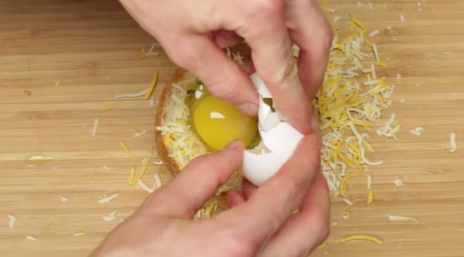 Isi dengan telur (Via: youtube.com)