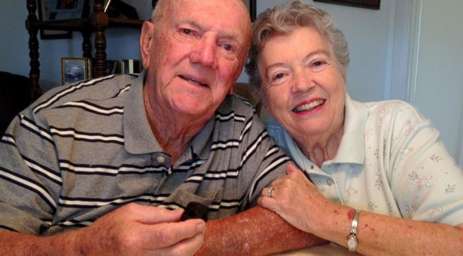 Pasangan ini rayakan ulang tahun pernikahan ke-60 dengan kue pernikahan mereka
