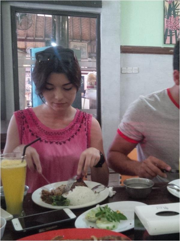 Para pemain Elif menikmati hidangan di Plengkung Restoran, Kuta, Bali pada Selasa (25/8/2015) (via SCTV)