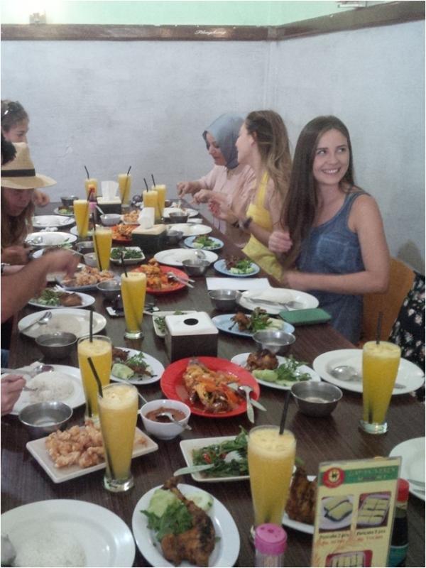Para pemain Elif menikmati hidangan di Plengkung Restoran, Kuta, Bali pada Selasa (25/8/2015) (via SCTV)