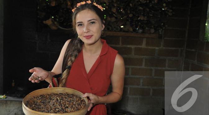 Bintang Elif pemeran Melek, Selin Sezgin tengah mencoba memasak biji kopi luwak di Bali. [Foto: Herman Zakaria]
