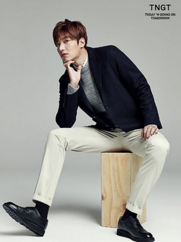 Lee Min Ho terlihat rapih dengan balutan blazer biru dongker dan celana khaki.