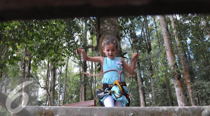 Pemeran Elif, Isabella Damla Guvenilir keranjingan main flying fox [Foto: Herman Zakaria/Liputan6.com]