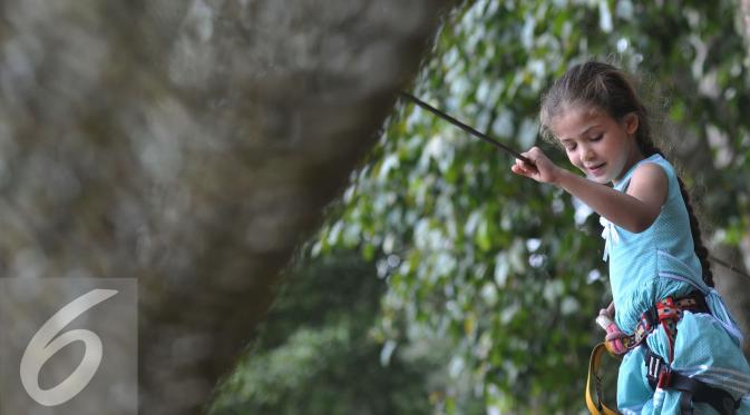 Pemeran Elif, Isabella Damla Guvenilir keranjingan main flying fox [Foto: Herman Zakaria/Liputan6.com]