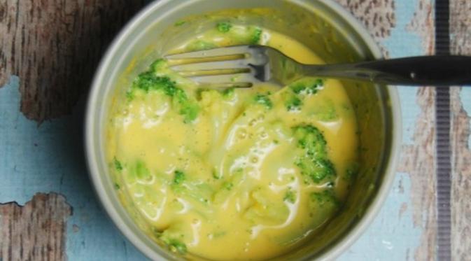 Keluarkan dari microwave dan hancurkan brokoli pakai garpu. (Via: thetiptoefairy.com)