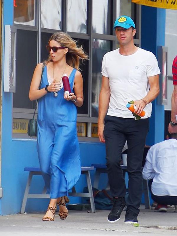 Chris Martin dan Annabelle Wallis (via mirror.co.uk)