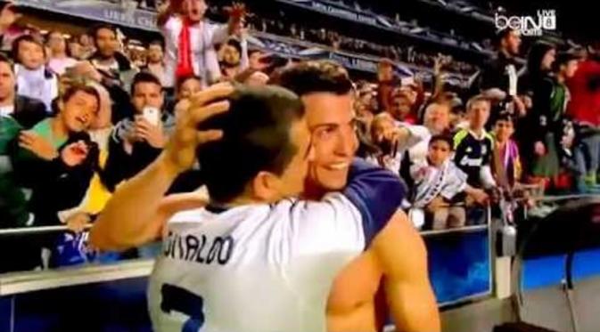 Ronaldo memeluk orang yang menyelamatkan kariernya, Albert Fantrau.