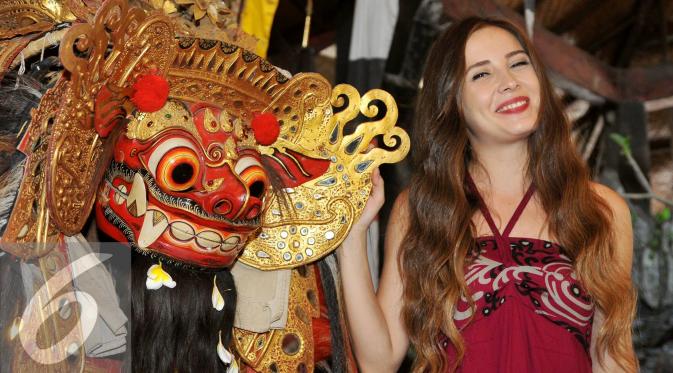 Pemeran Melek di serial Elif, Selin Sezgin sangat antusias menyaksikan Tari Barong di Bali. [Foto: Herman Zakaria/Liputan6.com]