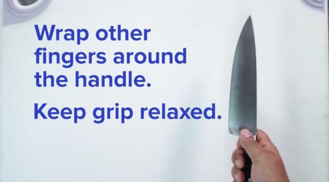 Begini cara pegang pisau yang benar. (Via: youtube.com)