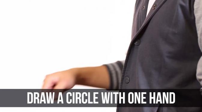 Gerakkan jari tangan kananmu membuat lingkaran. (Via: youtube.com)