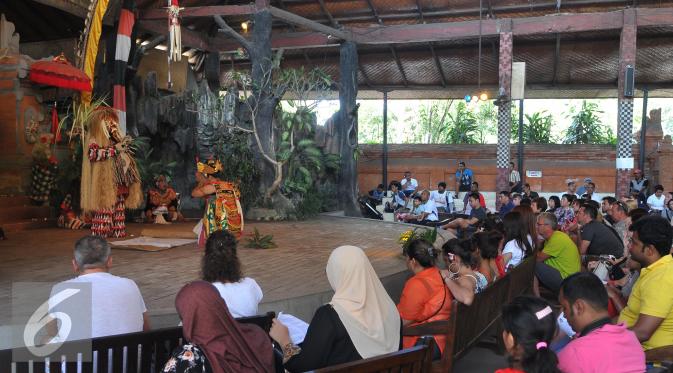 Pertunjukan Barong di The Barong and Keris Dance Catur Eka Budhi Kesiman, Bali, Kamis (27/8/2015) Para pemain Elif sangat antusias saat melihat pertunjukan Barong tersebut. (Liputan6.com/Herman Zakharia)