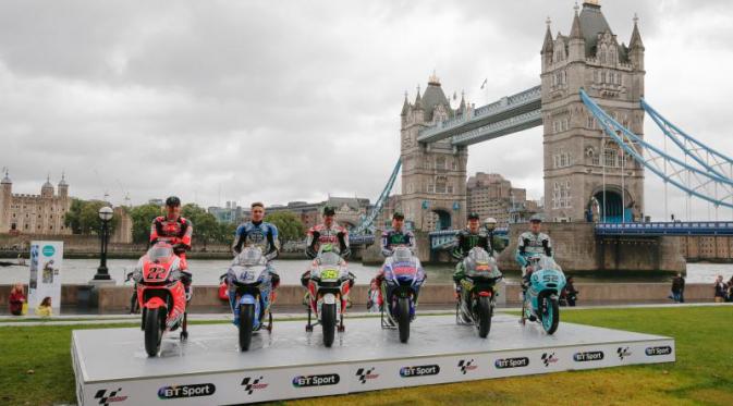 Jorge Lorenzo dkk. berpose di area Tower Bridge, London, Inggris, guna mempromosikan MotoGP Inggris yang digelar di Sirkuit Silverstone, akhir pekan ini.(MotoGP)