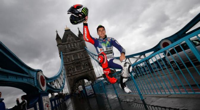 Pebalap Yamaha Movistar, Jorge Lorenzo, berpose atraktif di area Tower Bridge, London, Inggris, guna mempromosikan MotoGP Inggris yang digelar di Sirkuit Silverstone, akhir pekan ini.(MotoGP)