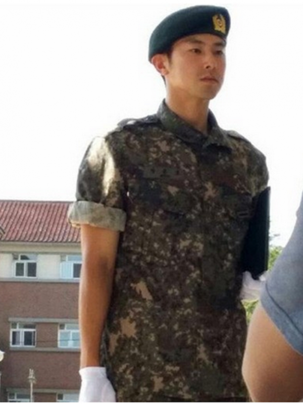 Yunho saat menerima penghargaan selepas melakukan pelatihan dasar di wajib militer [Korea Star Daily]