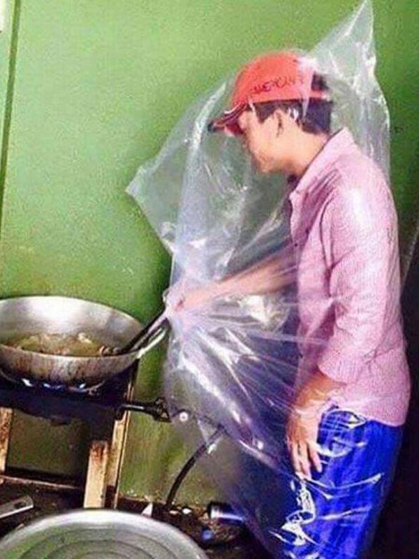 Kelakuan absurd orang-orang yang ogah terkena minyak saat memasak | Via: facebook.com