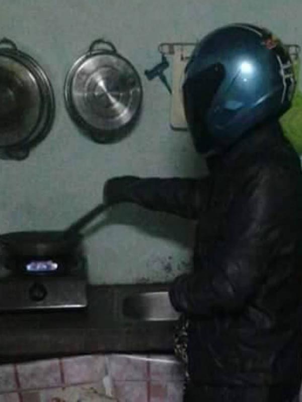 Kelakuan absurd orang-orang yang ogah terkena minyak saat memasak | Via: facebook.com