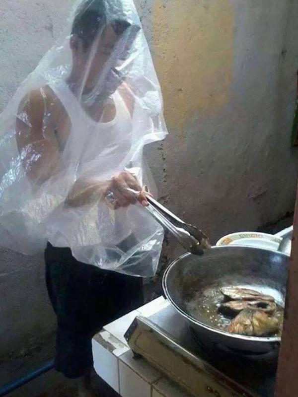 Kelakuan absurd orang-orang yang ogah terkena minyak saat memasak | Via: facebook.com